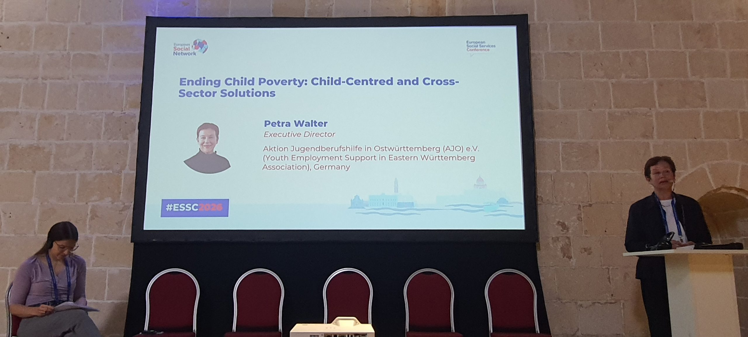 Petra Walter, Vorständin der Aktion Jugendberufshilfe in Ostwürttemberg (AJO) e. V., bei ihrem Beitrag auf der European Social Services Conference 2026 in Valletta, Malta. Foto: AJO e.V.